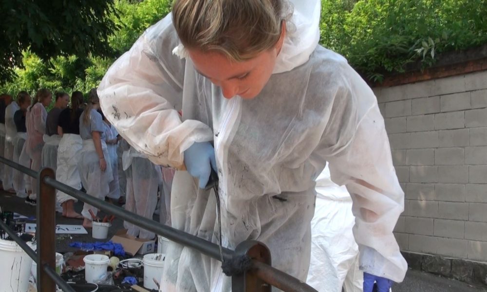 Via Sant’Eutichio, volontari di Per Como Pulita e studentesse americane al lavoro