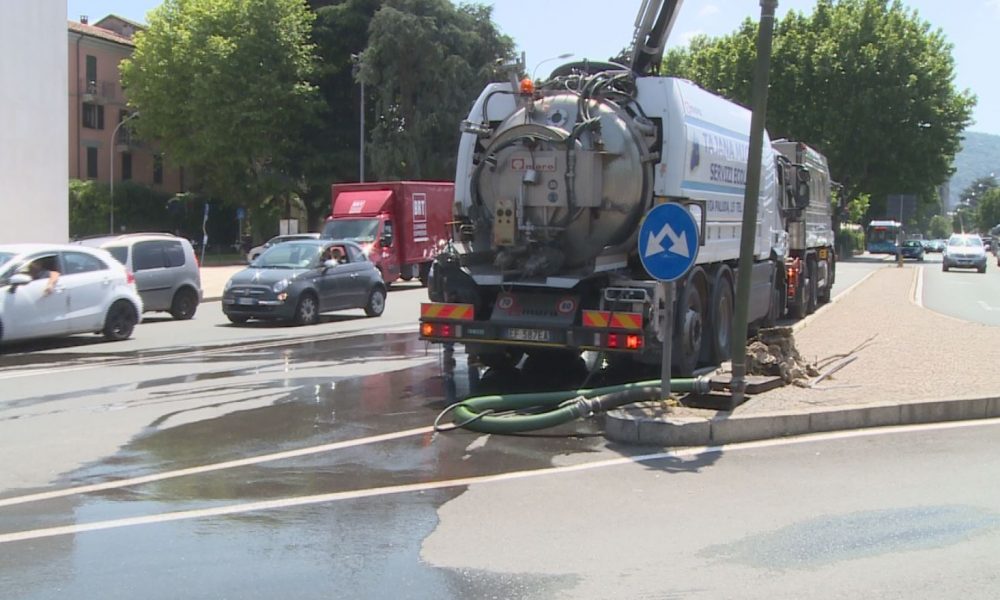 Liquami in piazza del Popolo, problema risolto nel pomeriggio