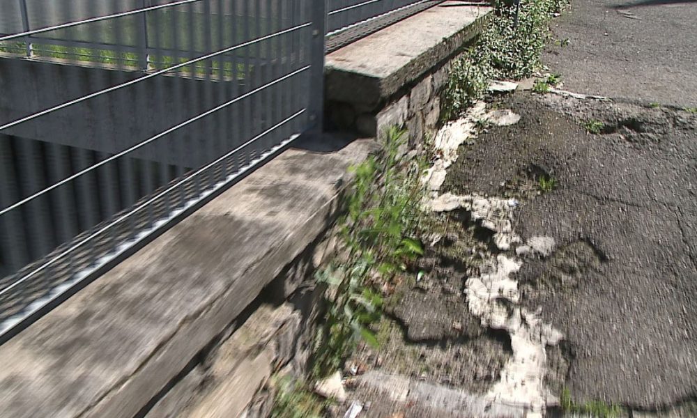 Degrado a Rebbio, erbacce e marciapiede dissestato nei pressi della chiesa