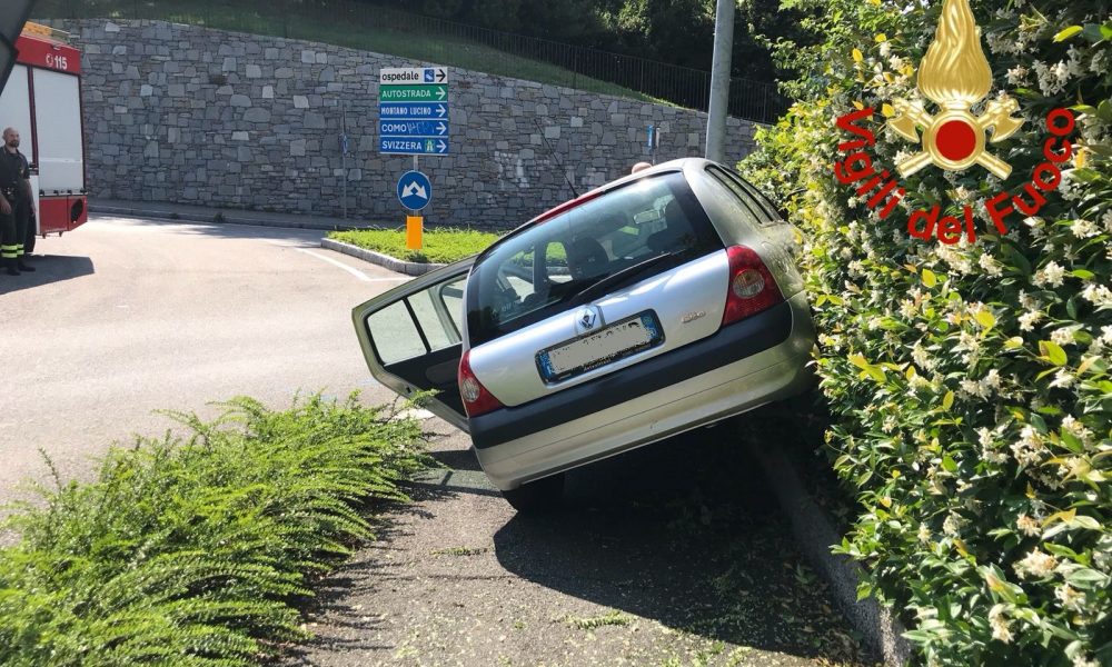 San Fermo della Battaglia: in bilico con l’auto sul ciglio della strada. Illesa la conducente