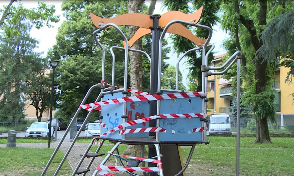 Degrado nei parchi di Como, le segnalazioni: bagni chiusi e giochi rotti