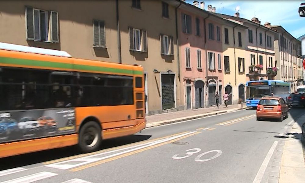 Incidente in via Milano alta a Como, ragazzo urtato dal bus. Traffico e code
