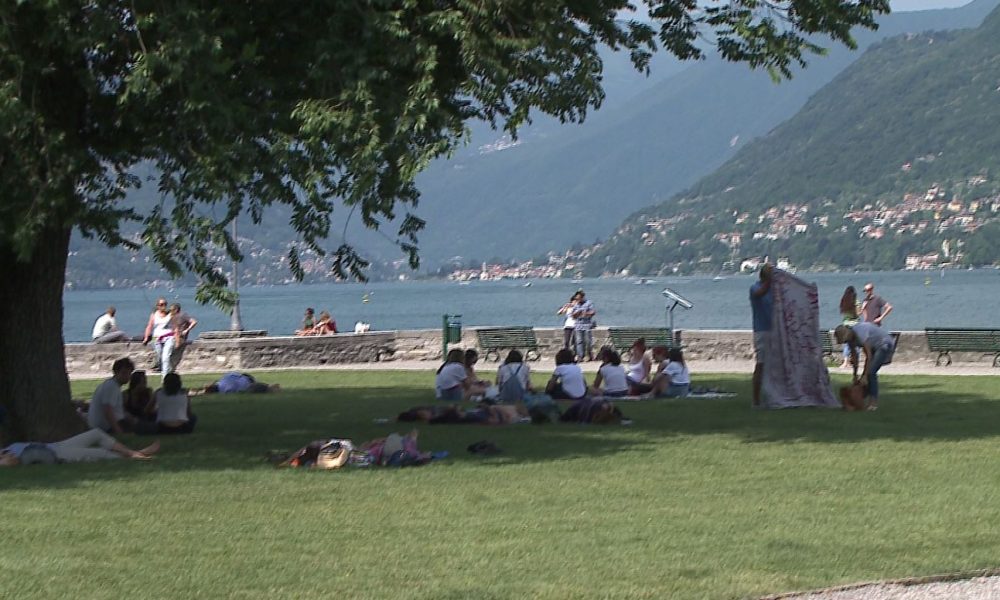 Villa Olmo, alla faccia dei divieti: il giardino diventa un lido