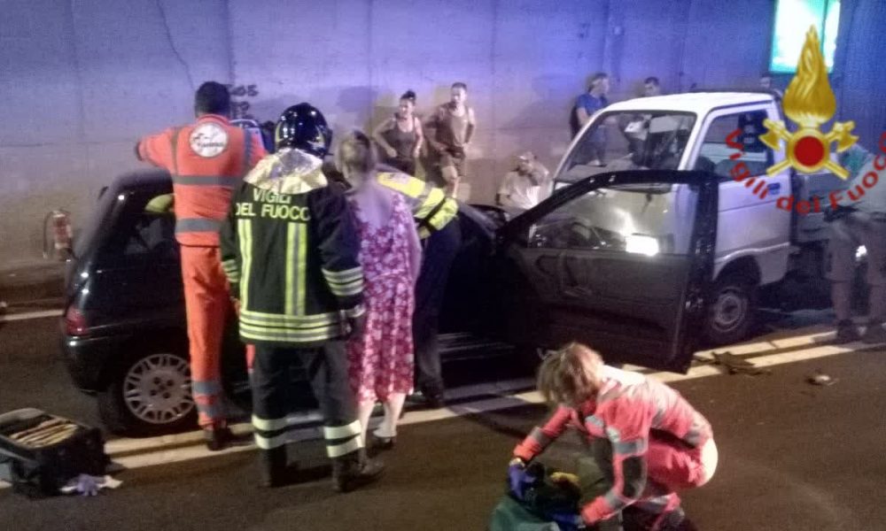 Incidente a Menaggio, frontale tra due auto in galleria