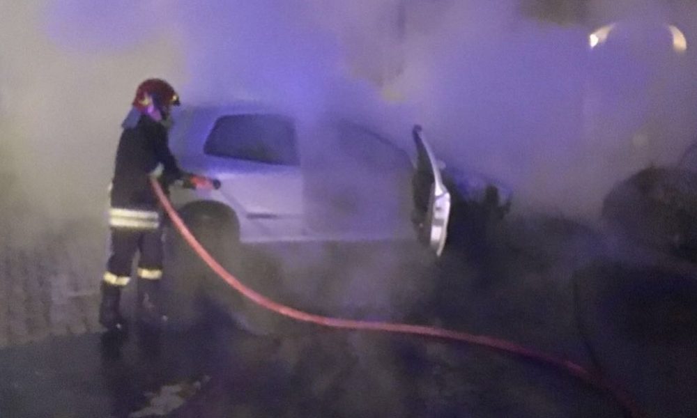 Auto in fiamme nella notte a Guanzate, intervento dei vigili del fuoco