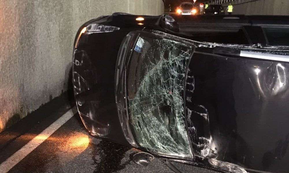 Auto ribaltata sulla Varesina, tre giovani feriti lievemente