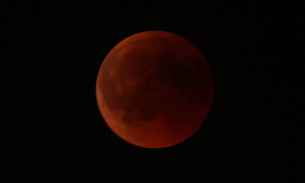 Eclissi di luna, lo spettacolo della natura ha incantato i comaschi