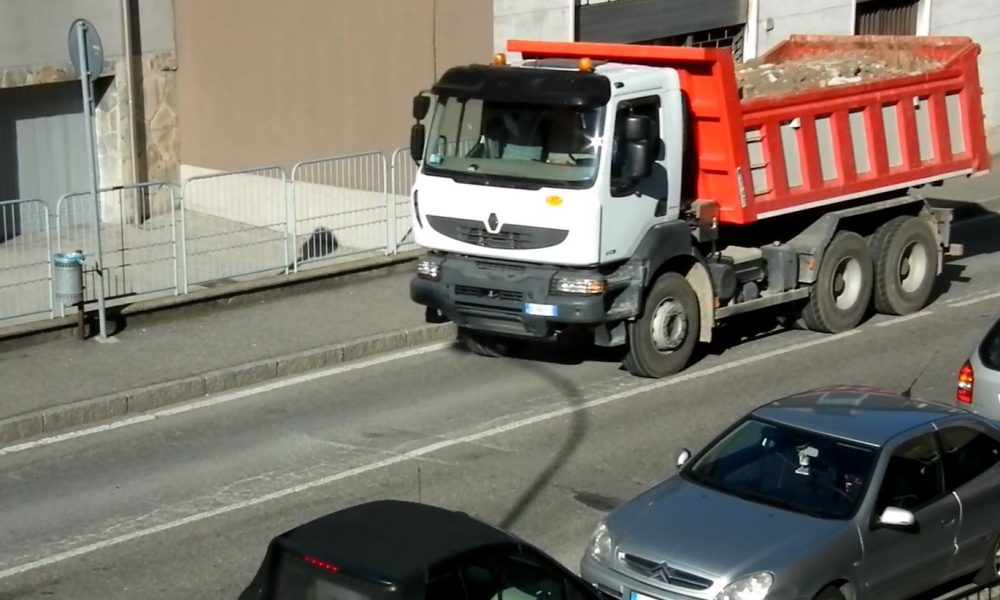 Via Turati, un anno con i camion sotto casa. Residenti esasperati