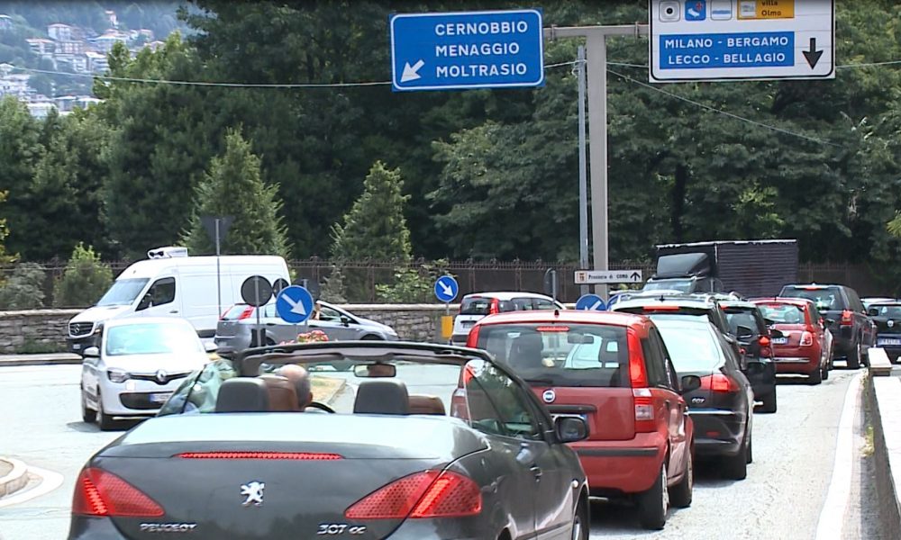 Lavori in via Bixio, senso unico fino a venerdì. Disagi e lunghe code