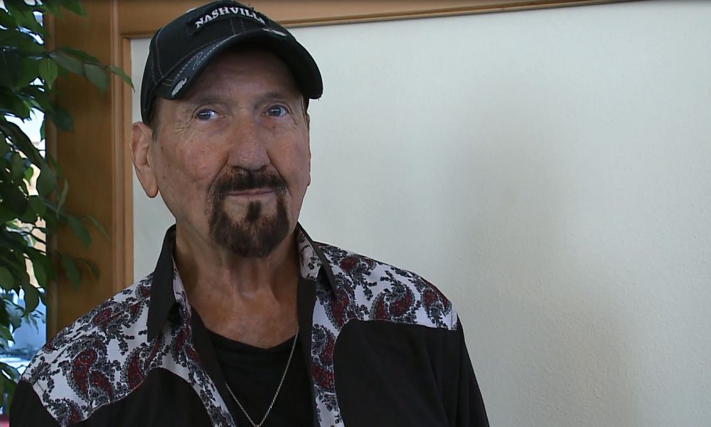 Il chitarrista di Elvis James Burton a Como. Domani un concerto a Desio