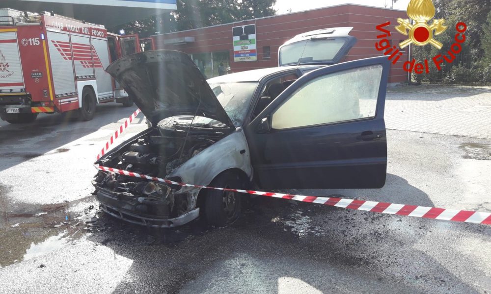 Cermenate, auto in fiamme. Intervento dei vigili del fuoco