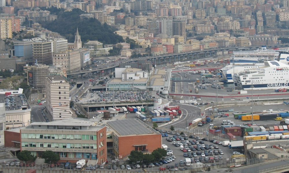 Genova, cane muore per il caldo in auto: padrone comasco denunciato