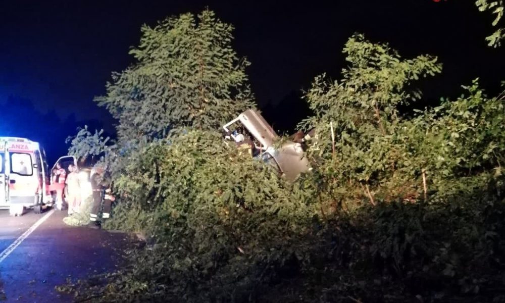 Si ribaltano con l’auto a Montesolaro, paura per tre ragazzi. Nessun ferito grave