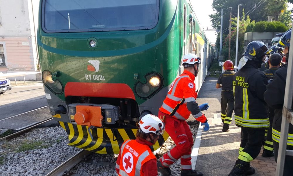 Fino Mornasco, donna travolta dal treno: è grave