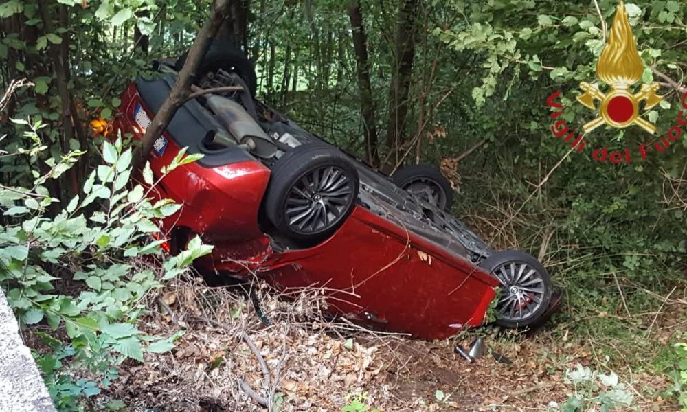Piani del Tivano, auto nella scarpata. Due ragazzi feriti