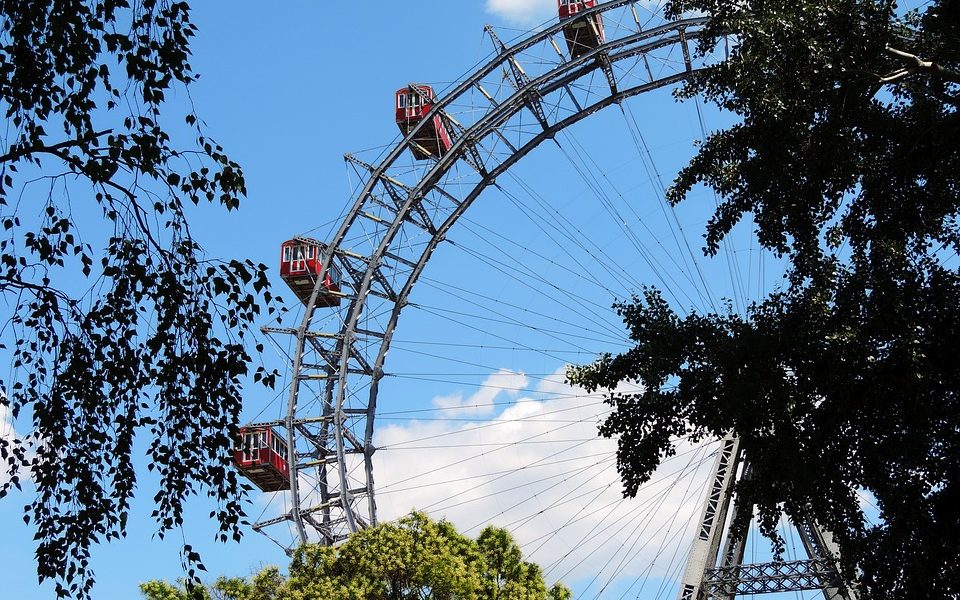 A Como una ruota panoramica. L’allestimento tra il Tempio Voltiano e il Monumento ai Caduti