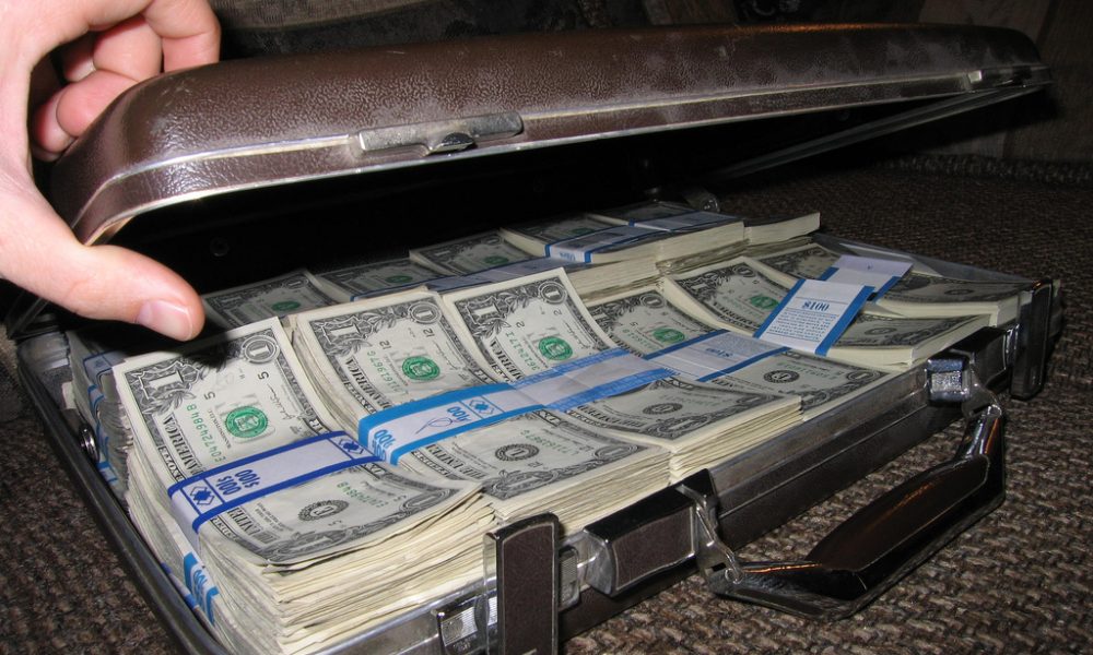 Como, contanti e bitcoin: polizia sventa maxitruffa da 17 milioni in un hotel della città