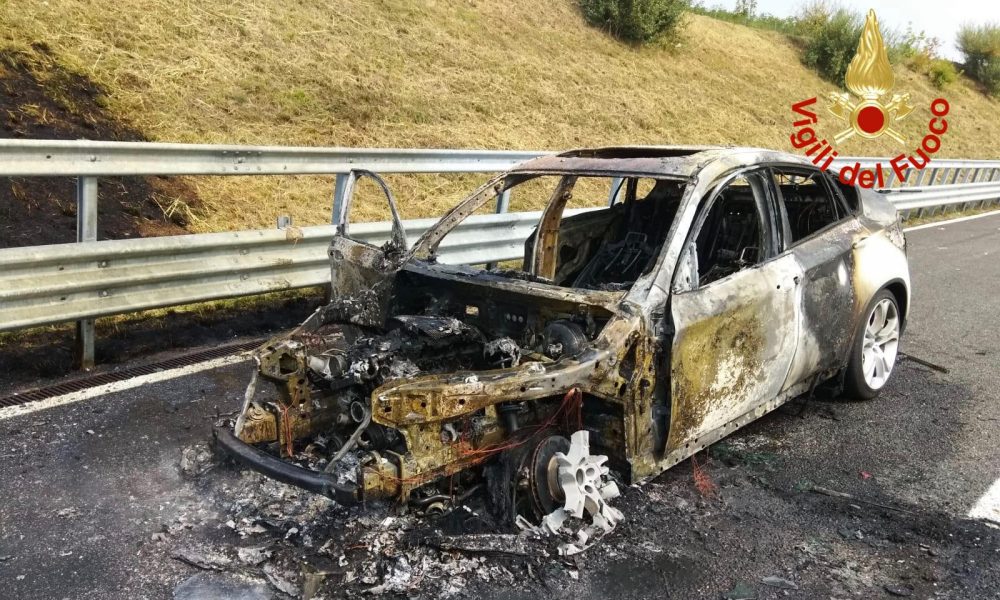 Pedemontana, auto distrutta dalle fiamme, intervento dei vigili del fuoco
