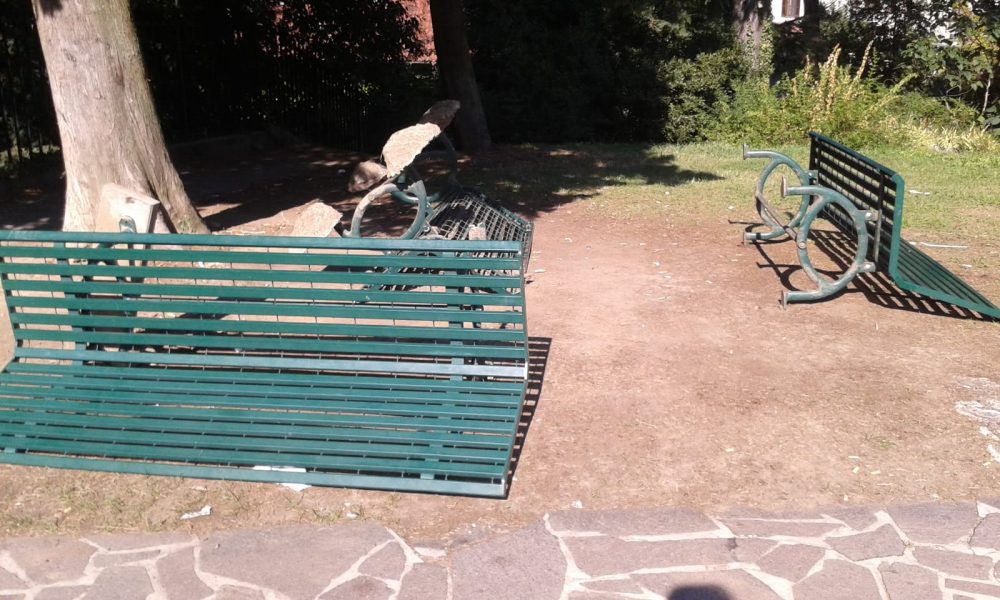 Degrado al giardino di Prestino. Panchine divelte e rottami di biciclette