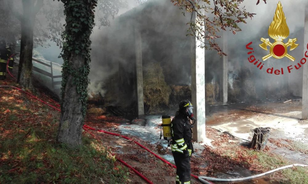Carimate, incendio in un fienile, al lavoro cinque squadre dei vigili del fuoco