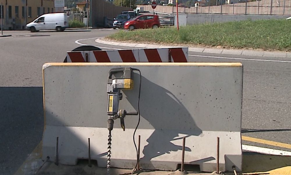 Camion sul viadotto dei Lavatoi, i lavori per ancorare a terra le barriere