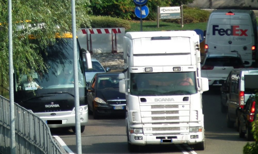 Camion sul ponte dei Lavatoi, interviene il Comune: domani i lavori