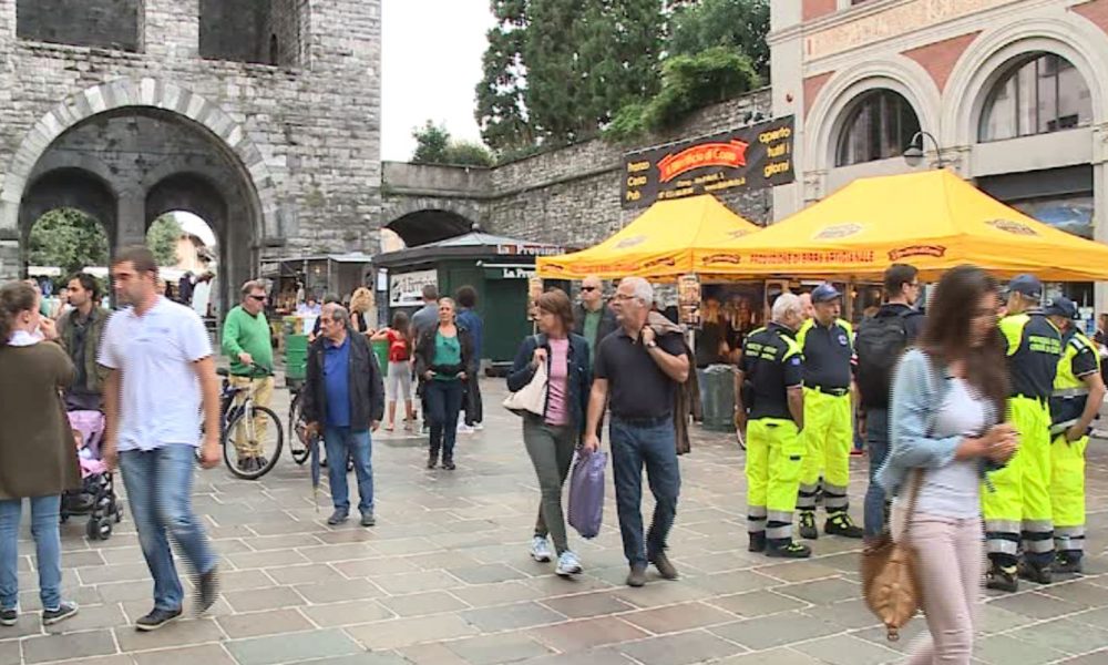 Fiera di Sant’Abbondio, rubati due cellulari ai visitatori tra le bancarelle. Un arresto e una denuncia