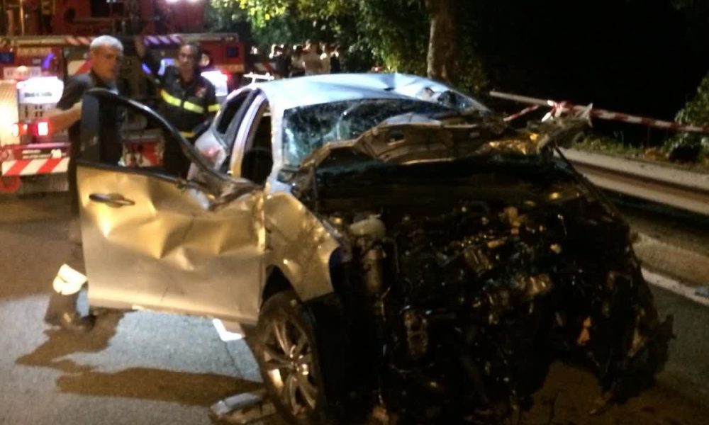 Como, schianto nella notte in via Napoleona, tre giovani feriti