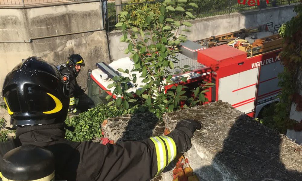 Vighizzolo, incendio nell’ex oratorio, intervento dei vigili del fuoco