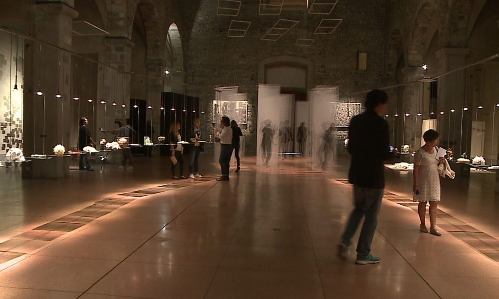 54 minitessili nella ex chiesa di San Francesco: inaugurata Miniartextil, opere esposte fino al 18 novembre