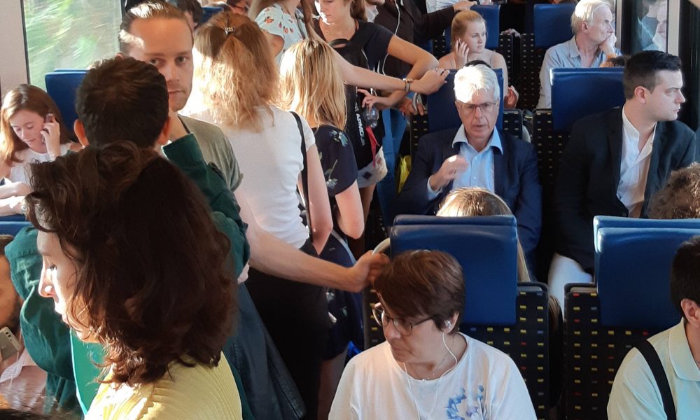 Milano-Como, disastro treni: passeggeri stipati in quattro carrozze (in ritardo)