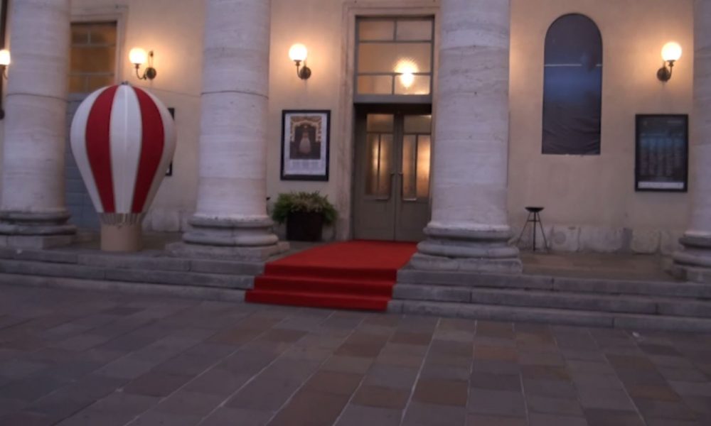 La prima al Teatro Sociale, sipario aperto su “Il viaggio a Reims” di Rossini