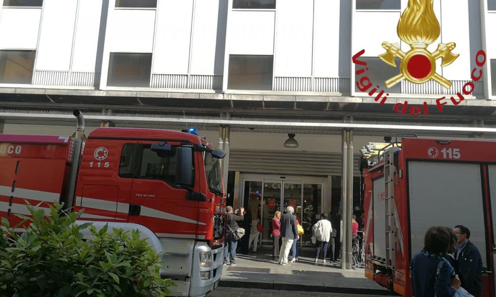 Via Boldoni, principio di incendio alla Coin, intervento dei vigili del fuoco