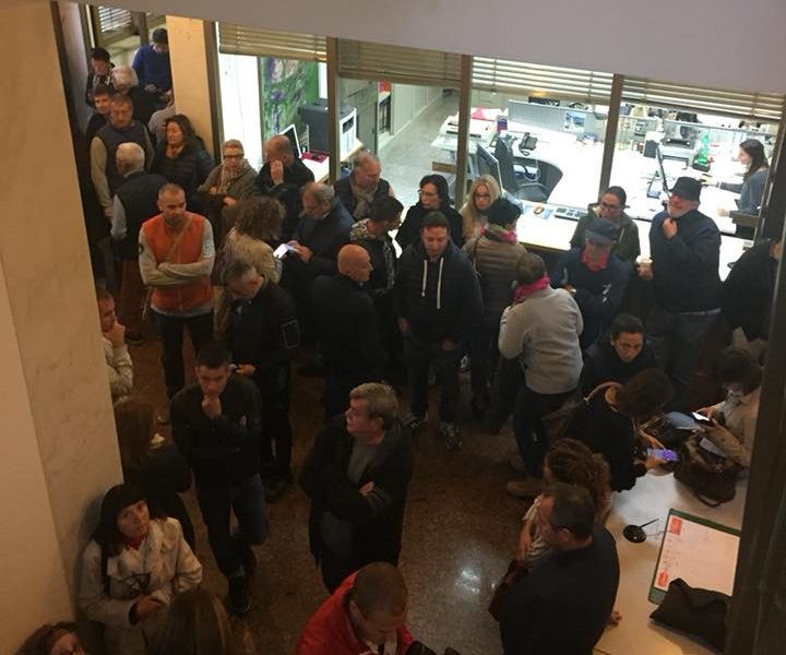 Campione d’Italia, protesta in comune, decine di persone occupano l’atrio
