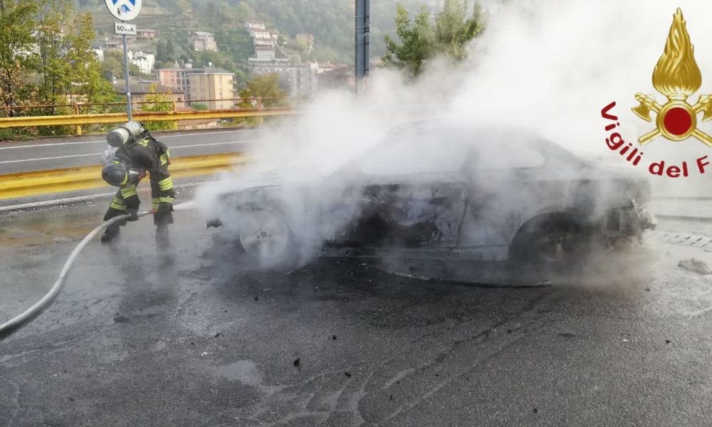 Auto in fiamme alla dogana di Brogeda, intervengono i vigili del fuoco