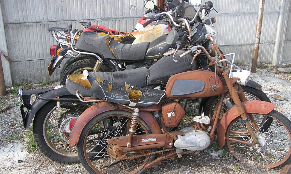 Baracca e discarica di rifiuti speciali abusive, doppio intervento dei vigili a Cantù