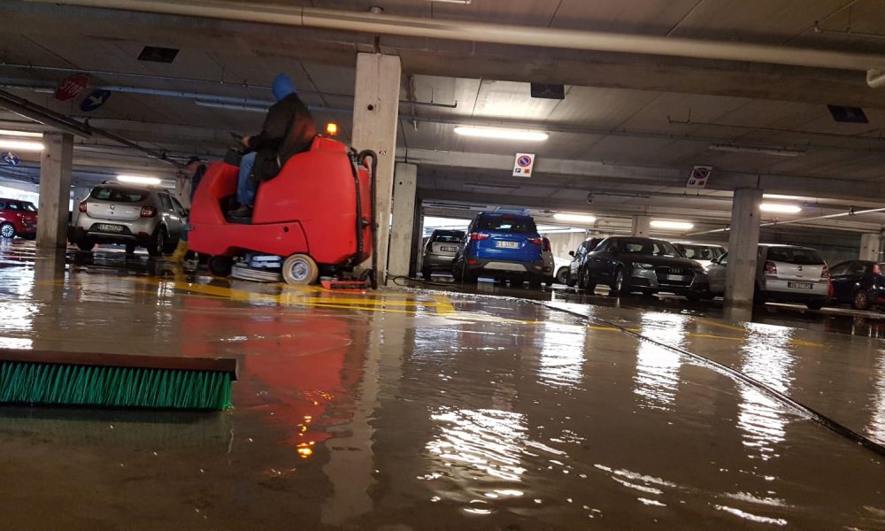 Pioggia, allagato il parcheggio dipendenti del Sant’Anna