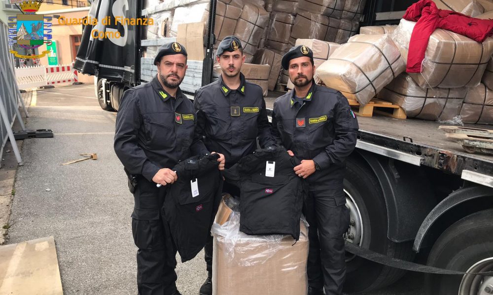 Giubbotti contraffatti, sequestro in dogana da 1,2 milioni di euro