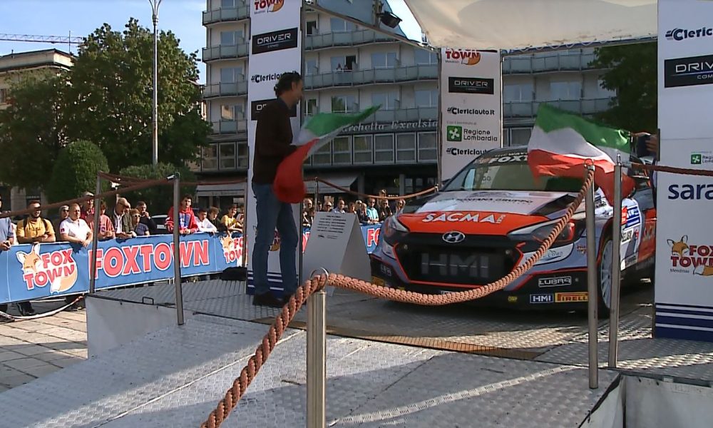 Rally Aci Como-Etv, passerella per le auto in piazza Cavour per la partenza