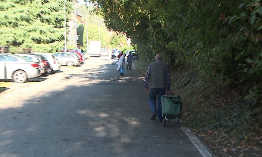 Via Grilloni a Rebbio, pedoni costretti a camminare in mezzo alla strada
