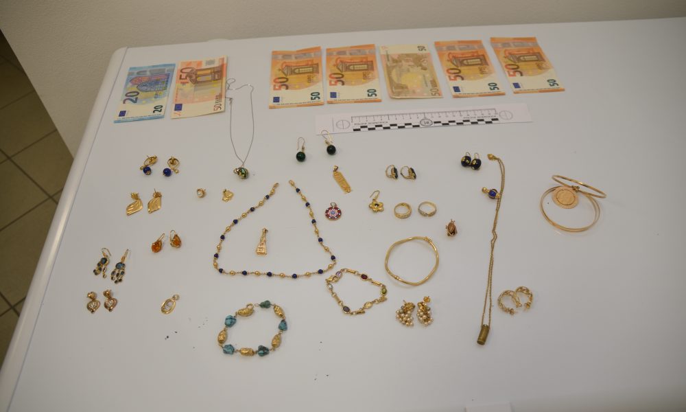 Furti nelle case, arrestati dalla polizia due albanesi. Recuperati gioielli e oggetti rubati