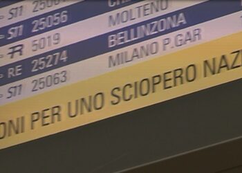 sciopero del trasporto pubblico . nella foto schermo degli orari in stazione ferroviaria