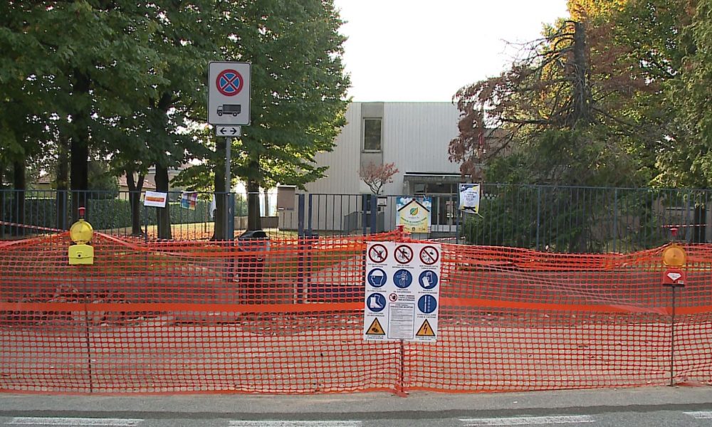 Elementari di Via Isonzo, polemica sul cantiere infinito. Ingresso secondario pericoloso per i bambini