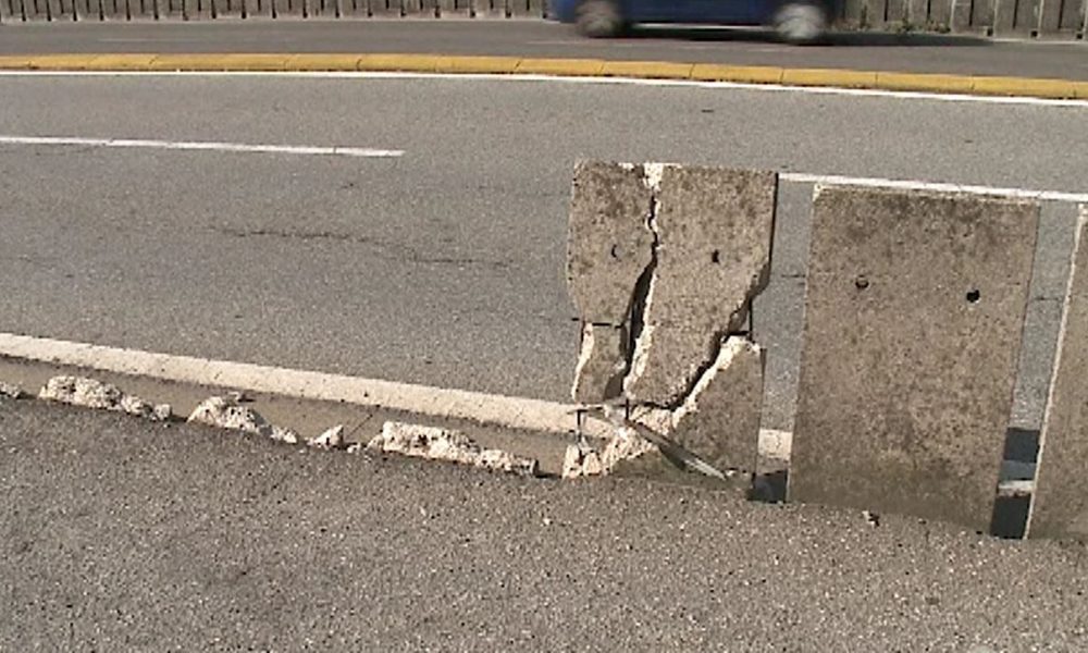 Via Grandi, Como: barriere in cemento abbattute, un pericolo per ciclisti e motociclisti