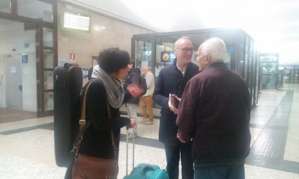 Treni e disagi, il volantinaggio del Pd, Orsenigo: “La Regione deve intervenire”