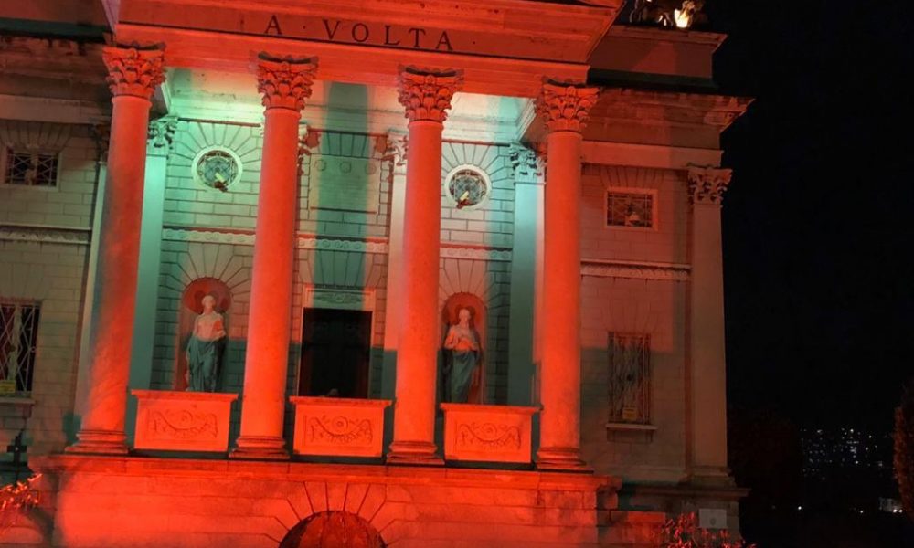 Como, il Tempio Voltiano si tinge di arancione per la giornata contro la violenza sulle donne
