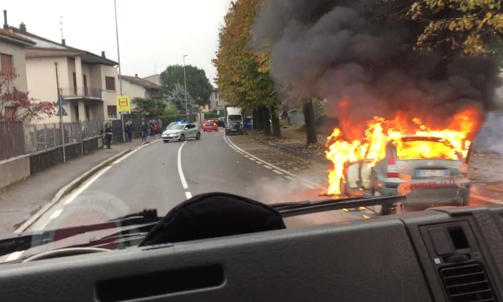 Cantù, auto in fiamme in via Fossano, intervento dei vigili del fuoco