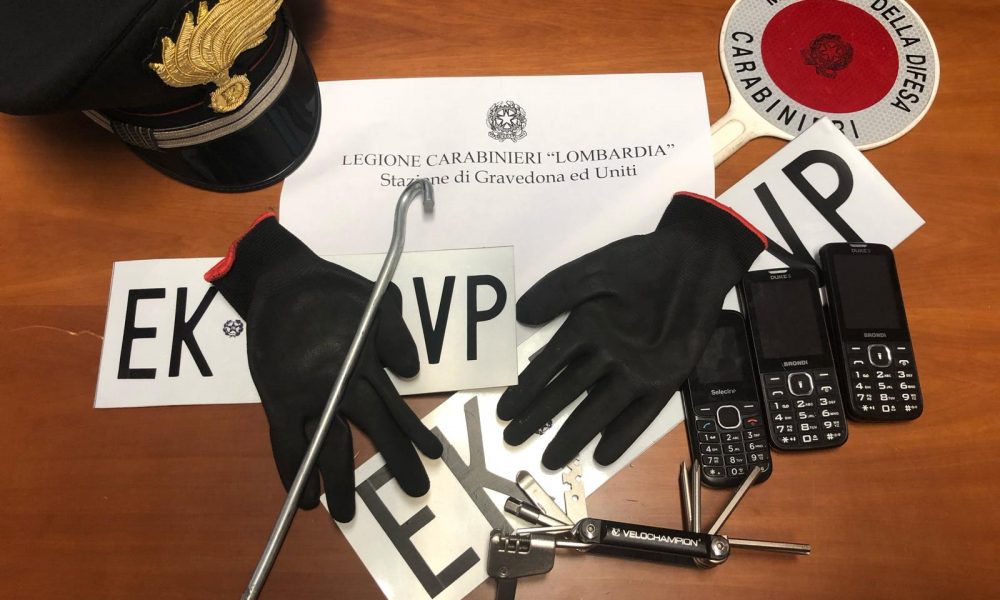 Sorico, fermati su un’auto con targa contraffatta e arnesi da scasso, denunciati