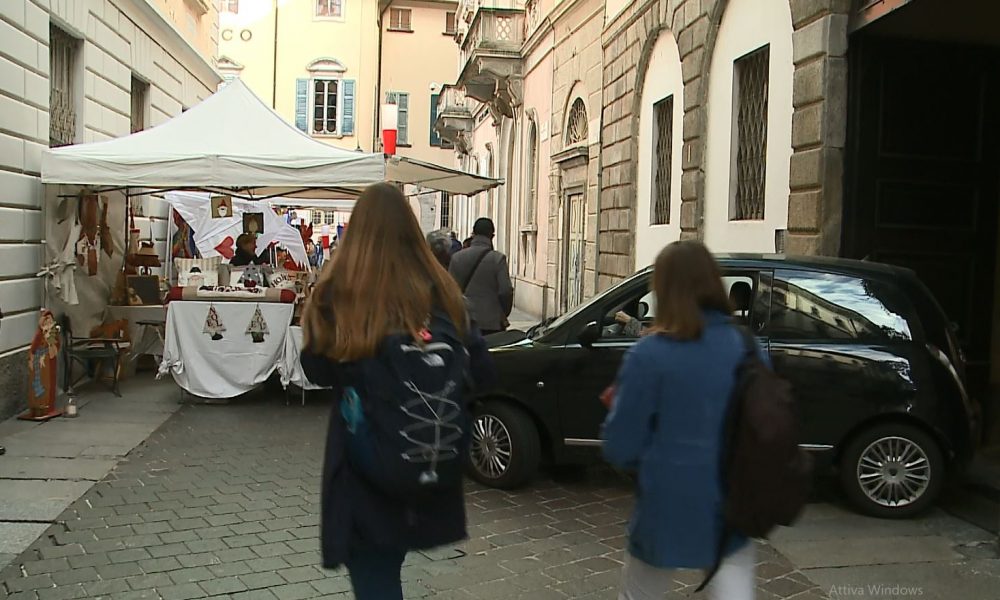 Via Giovio, la disputa delle bancarelle tra i residenti e i venditori, arrivano i vigili