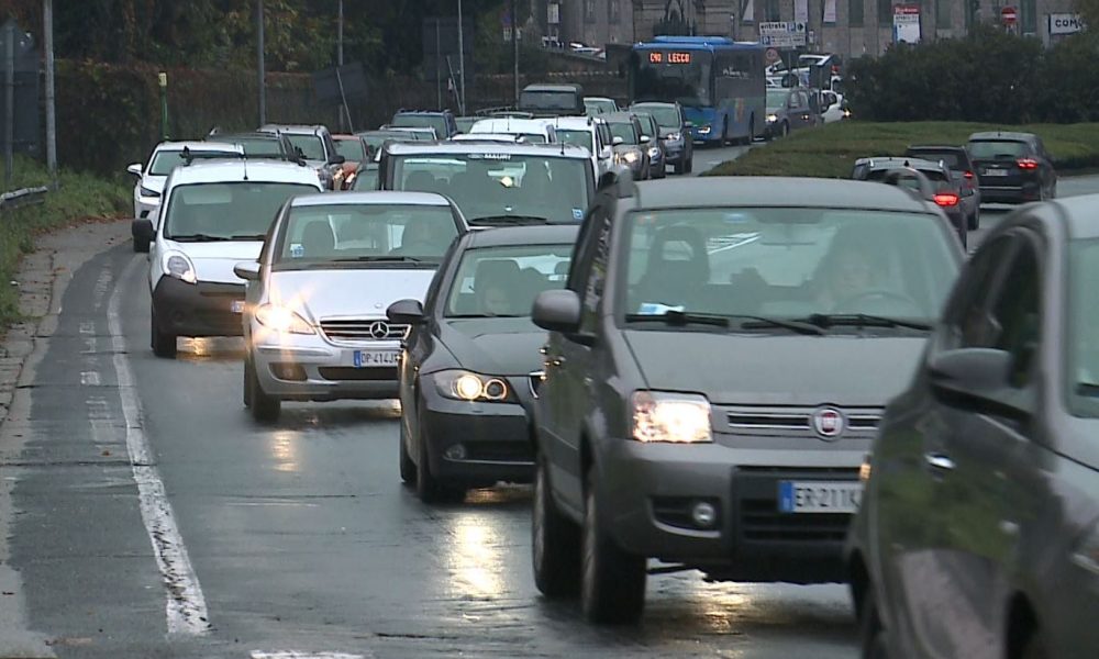 Il tappo di Lipomo: fioriscono le attività commerciali, si blocca il traffico